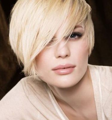 short-blond-ladies-hairstyle-with-sweeping-fringe