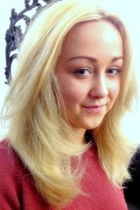 blonde-long-centre-parting-curls-hair