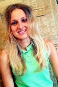 long-hair-curls-wavy-blond-highlights