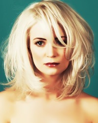 medium-lenght-blonde-classic-hair-cut